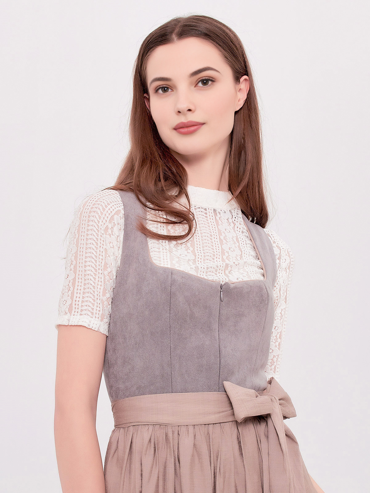 Dirndl Schwarz Spitze – Eleganz mit bayerischem Charme