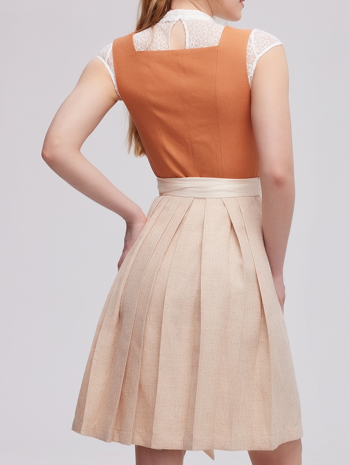 Modernes Dirndl mit eleganter Langarm-Bluse