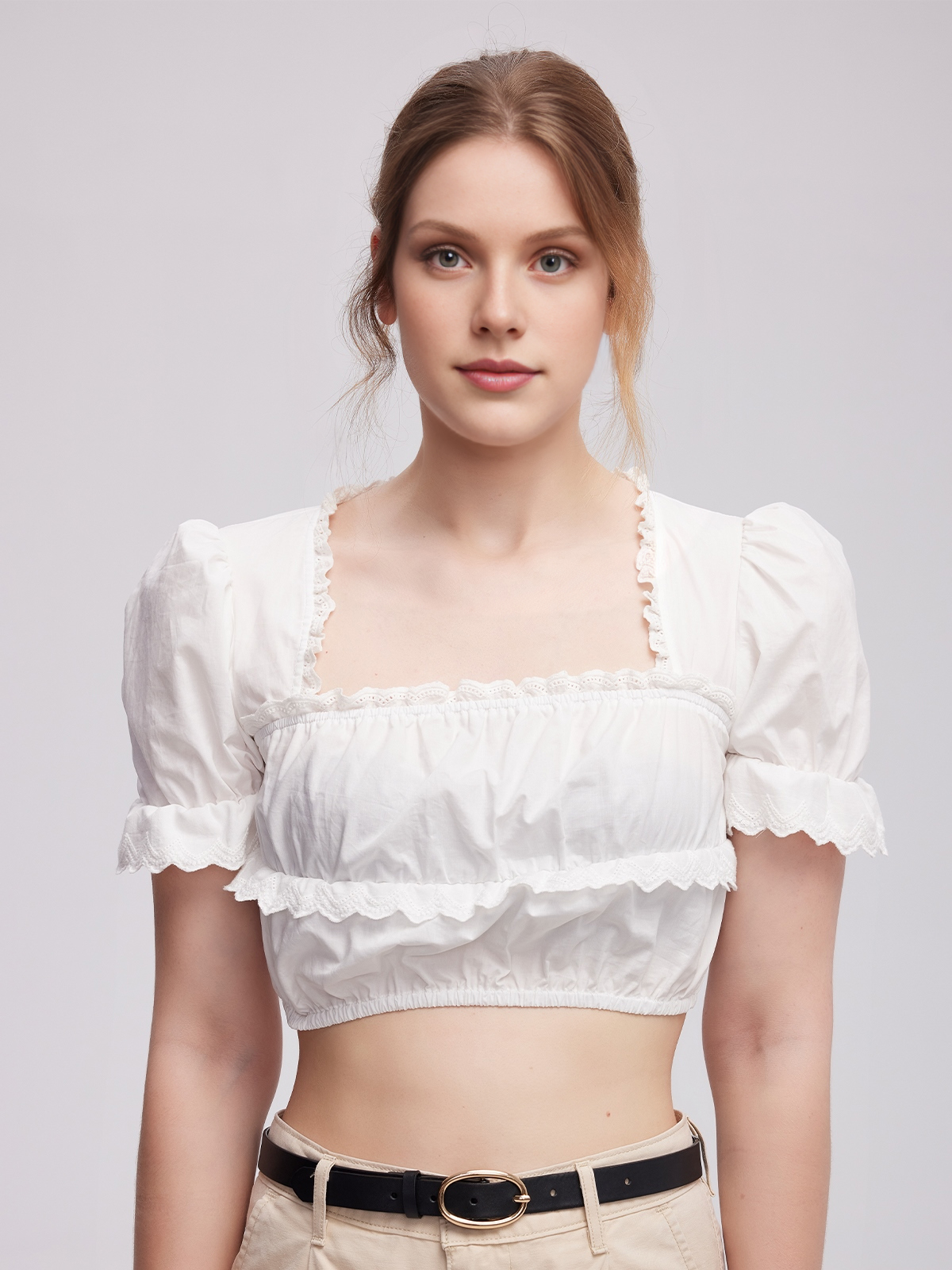 Modernes Dirndl mit weißer Bluse und orangefarbener Schürze