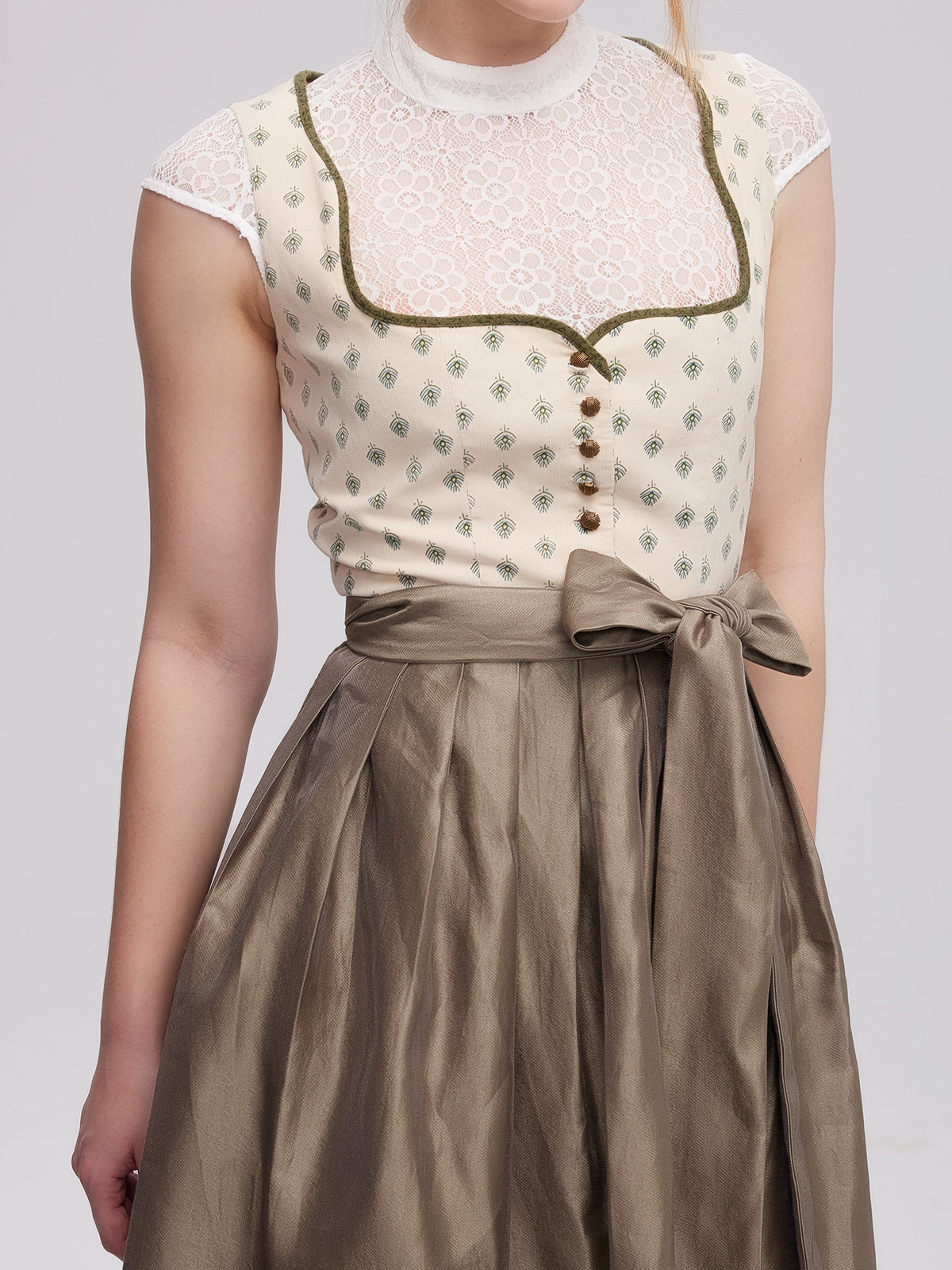 Modernes Dirndl in Gelb mit schlankem Schnitt