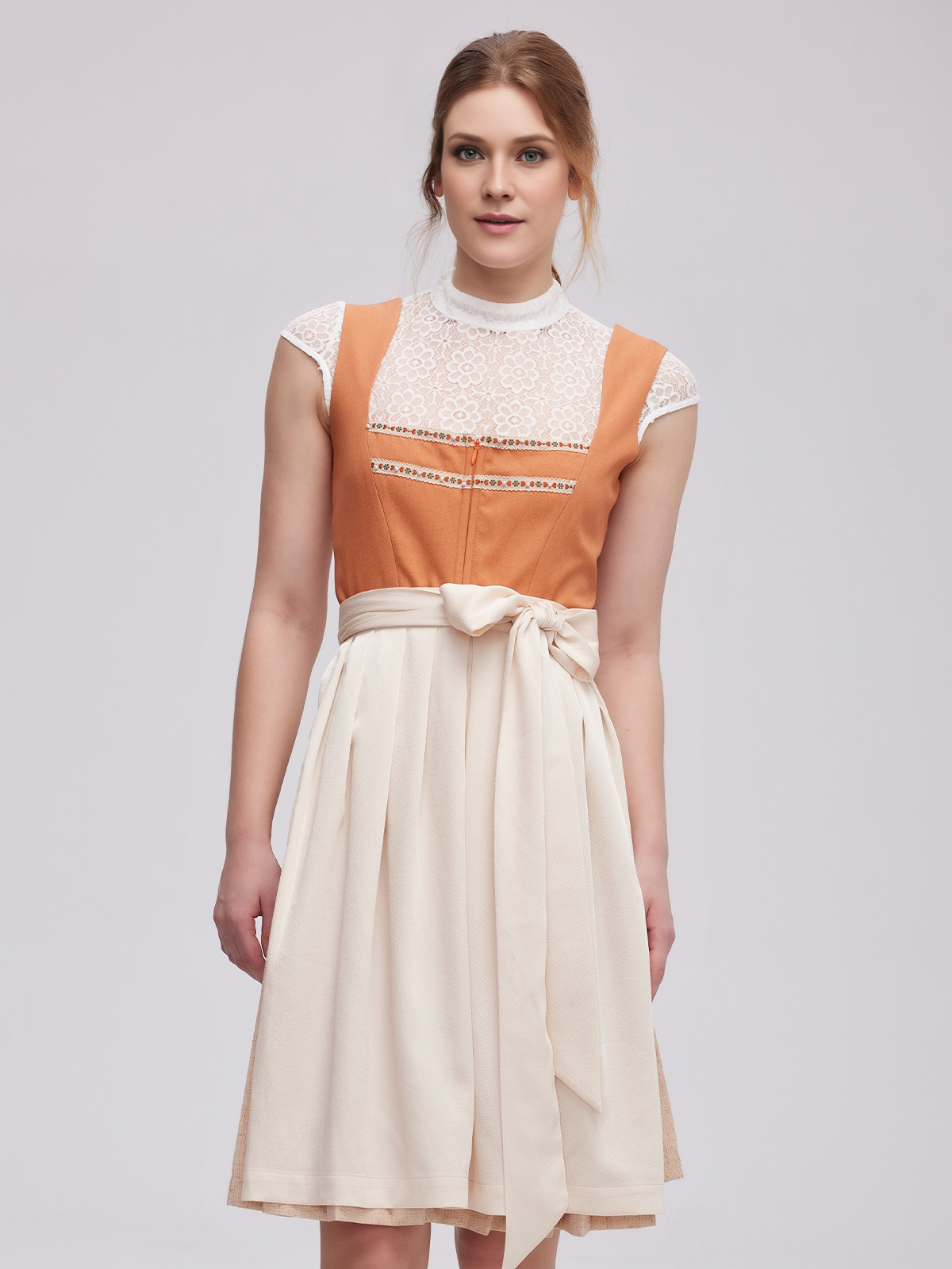 Dirndl Creme Beige mit modernem Styling