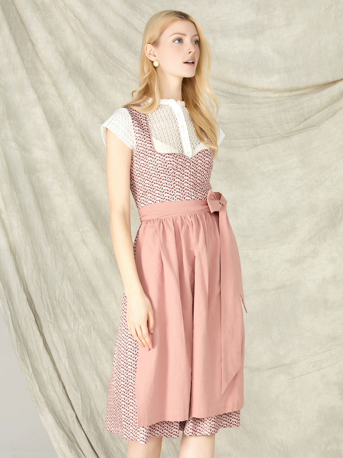 Grün Rotes Dirndl – Eleganz und Tradition vereint