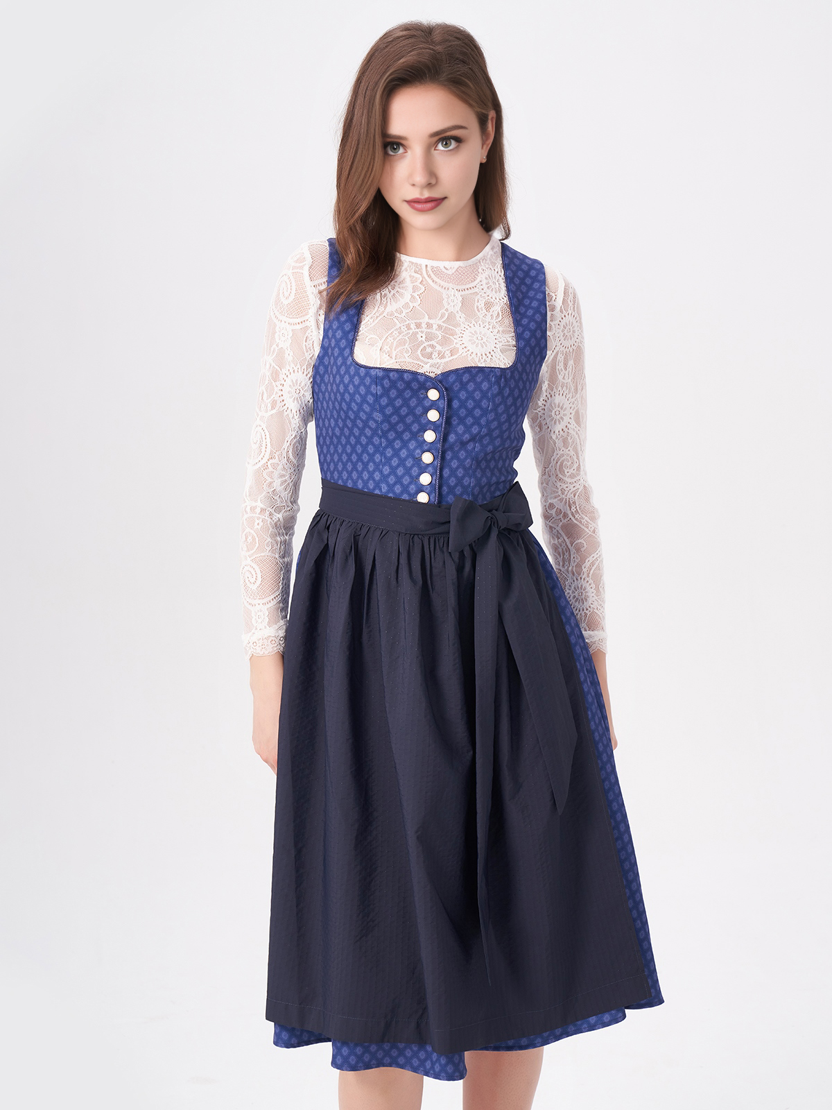 Ein traumhaftes Dirndl Samt Beige in Aktion
