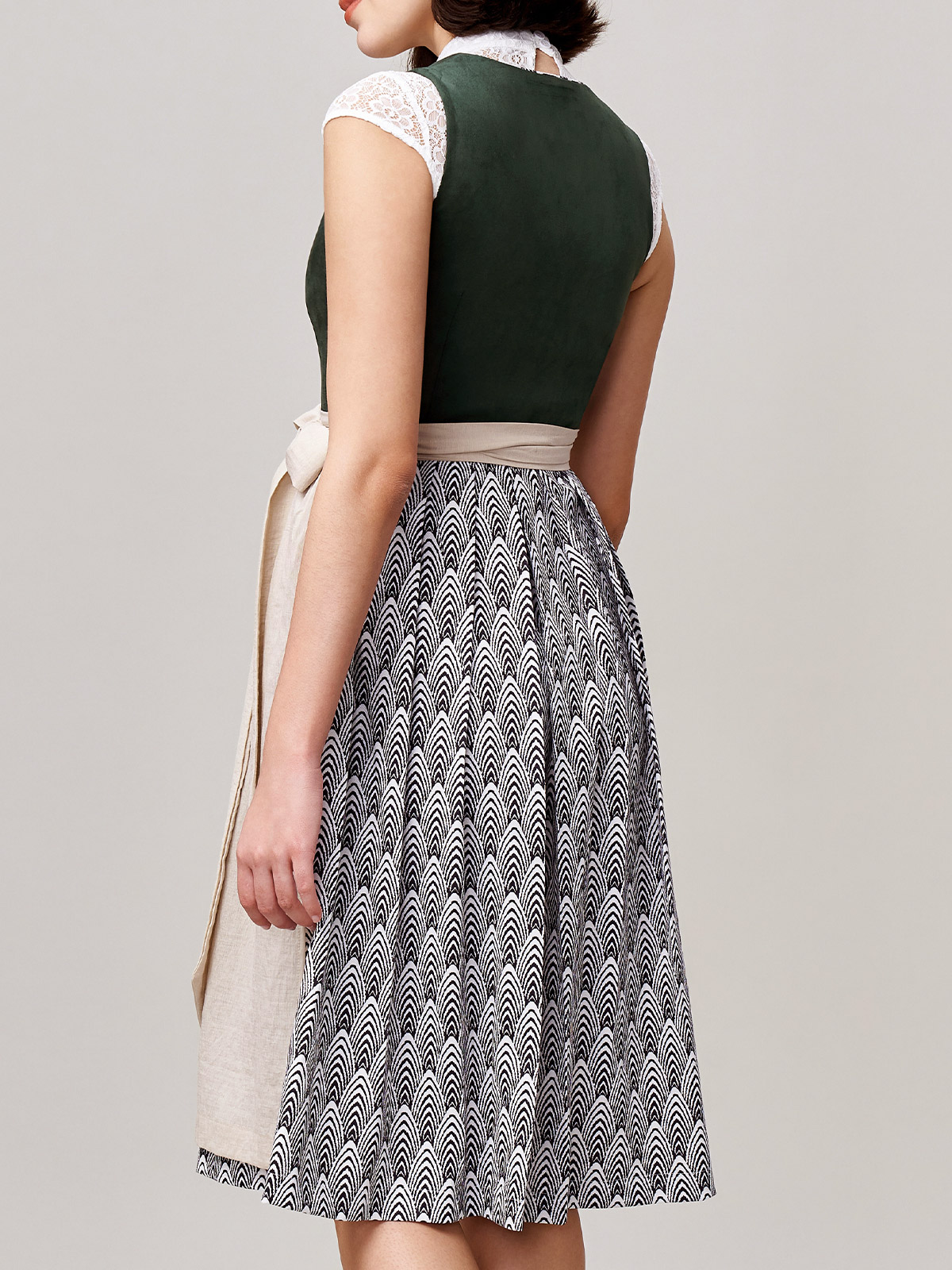 Schwarzes Dirndl mit grünen Akzenten