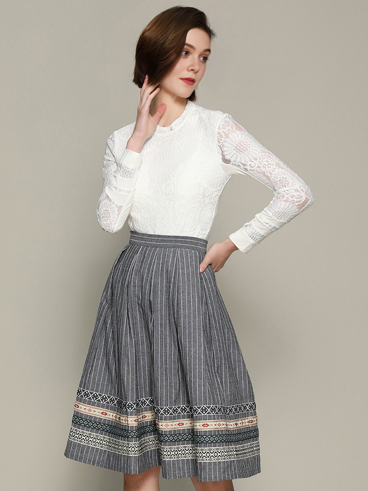 Dirndl mit Spitze in Weiß