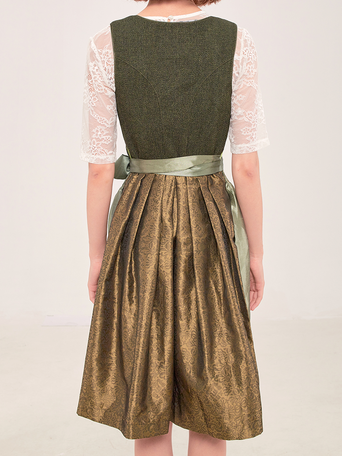 Modernes Dirndl in Grün mit schlanker Silhouette