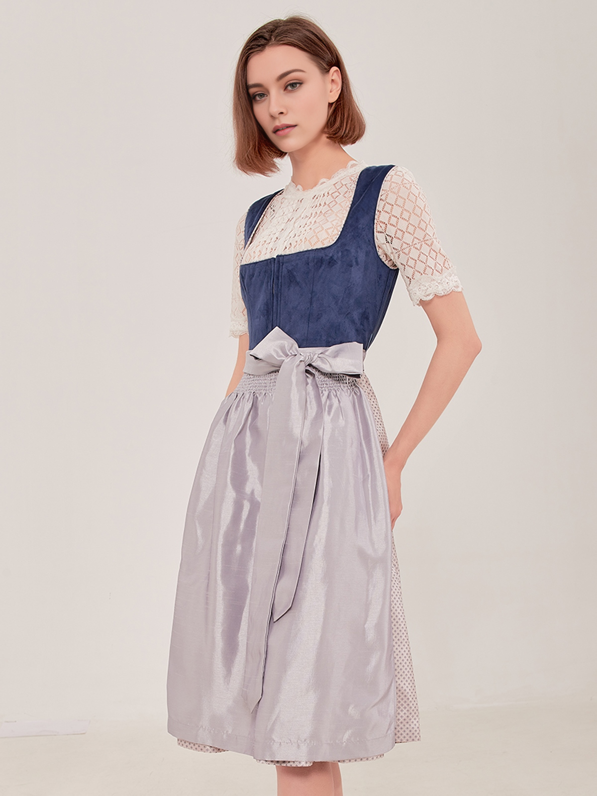 Elegantes schwarzes Dirndl mit blauen Akzenten