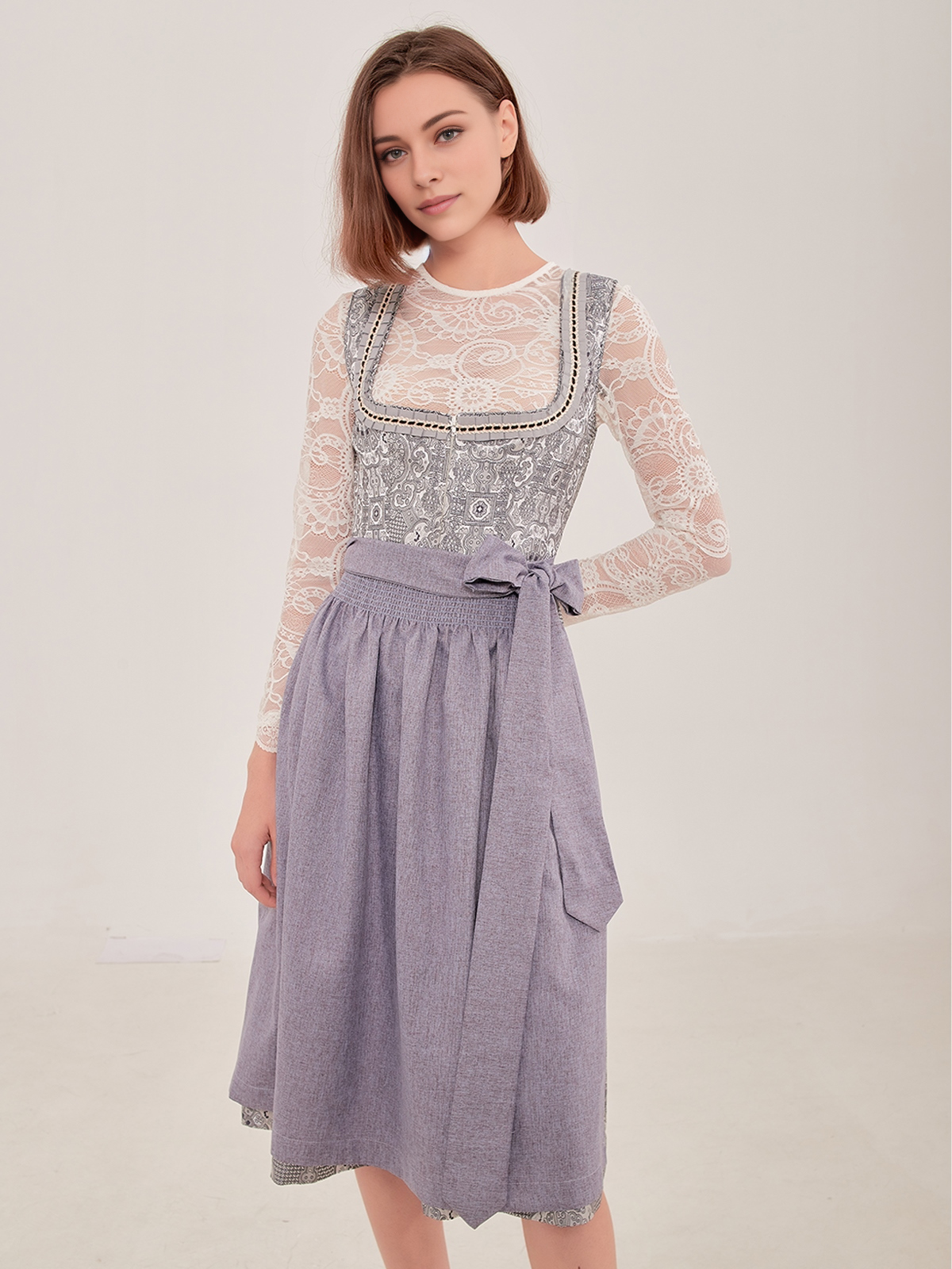 Dirndl in Grau mit traditionellem Schnitt