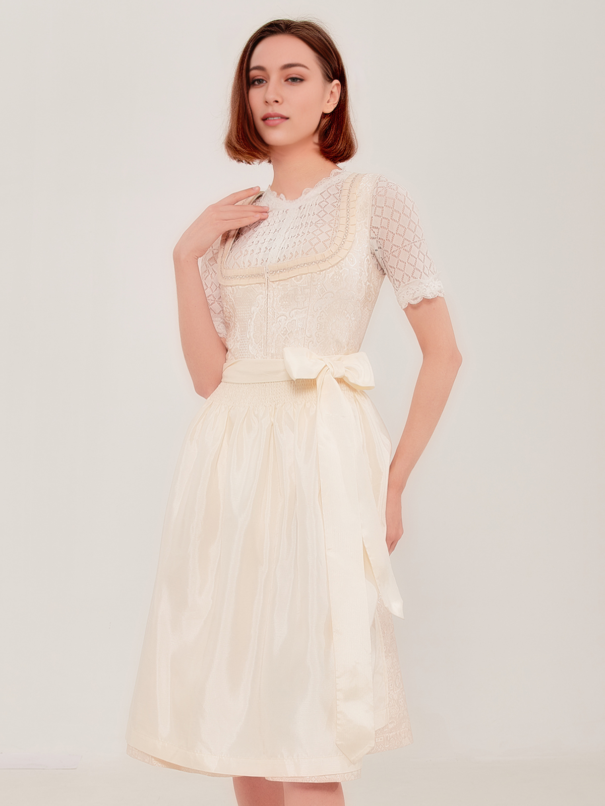 Ein elegantes weißes Dirndl mit blauen Akzenten – perfekt für Hochzeiten und festliche Anlässe.