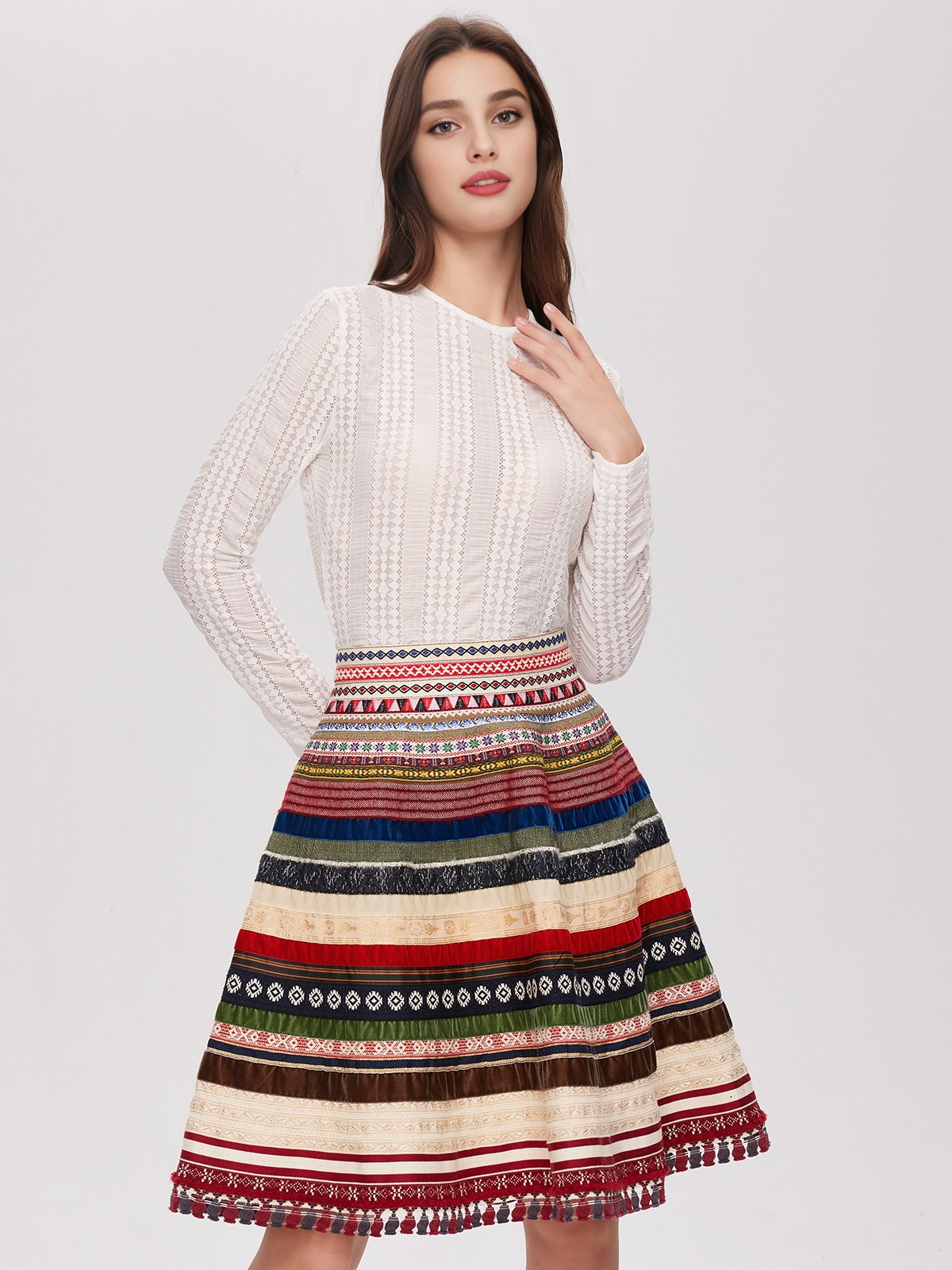 Schwarzes kurzes Dirndl mit roten Akzenten