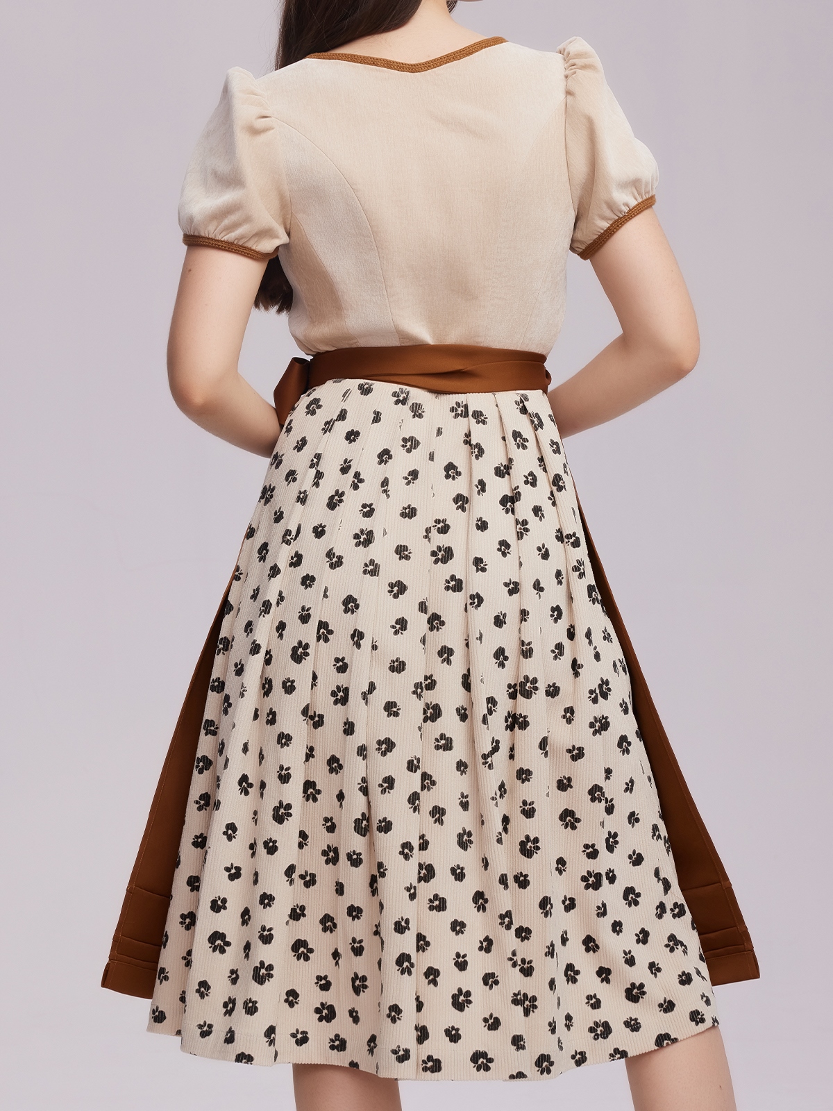 Rose Dirndl in Braun mit floralen Details