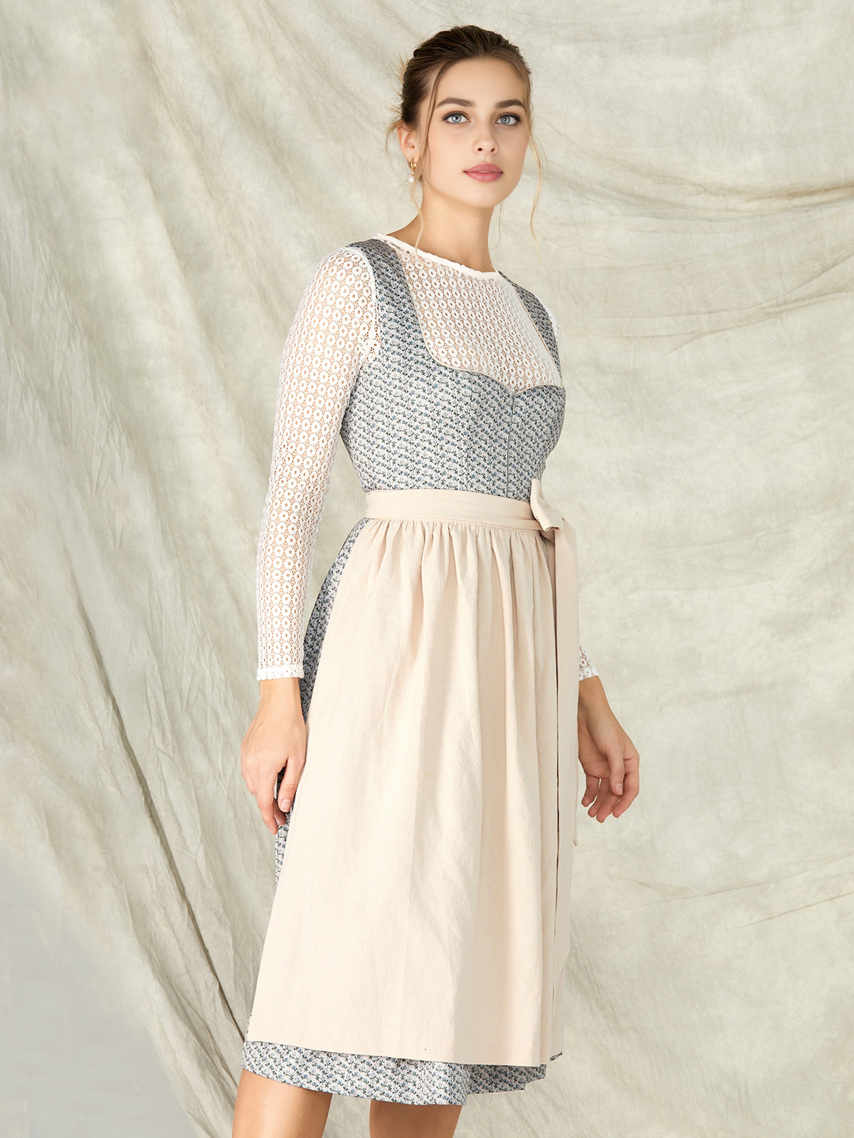 Moderne dunkelgrüne Dirndl mit blauen Akzenten