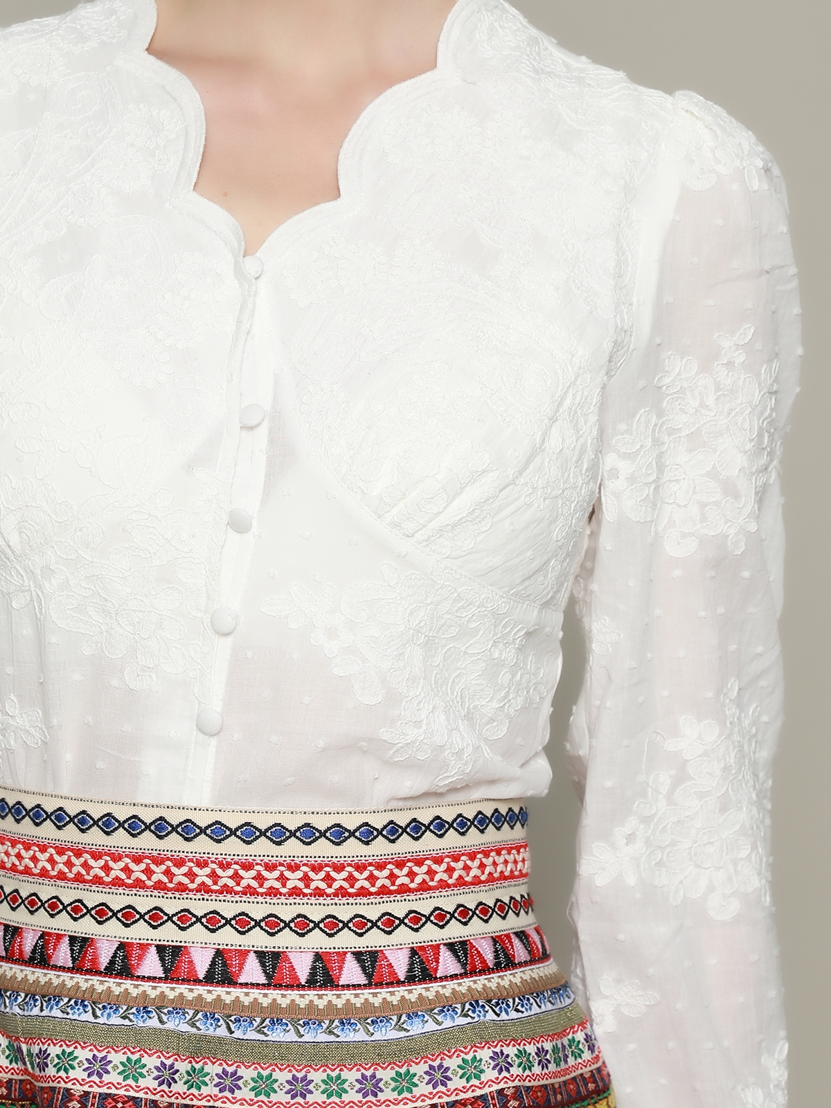 Elegantes blaues Dirndl mit weißer Bluse