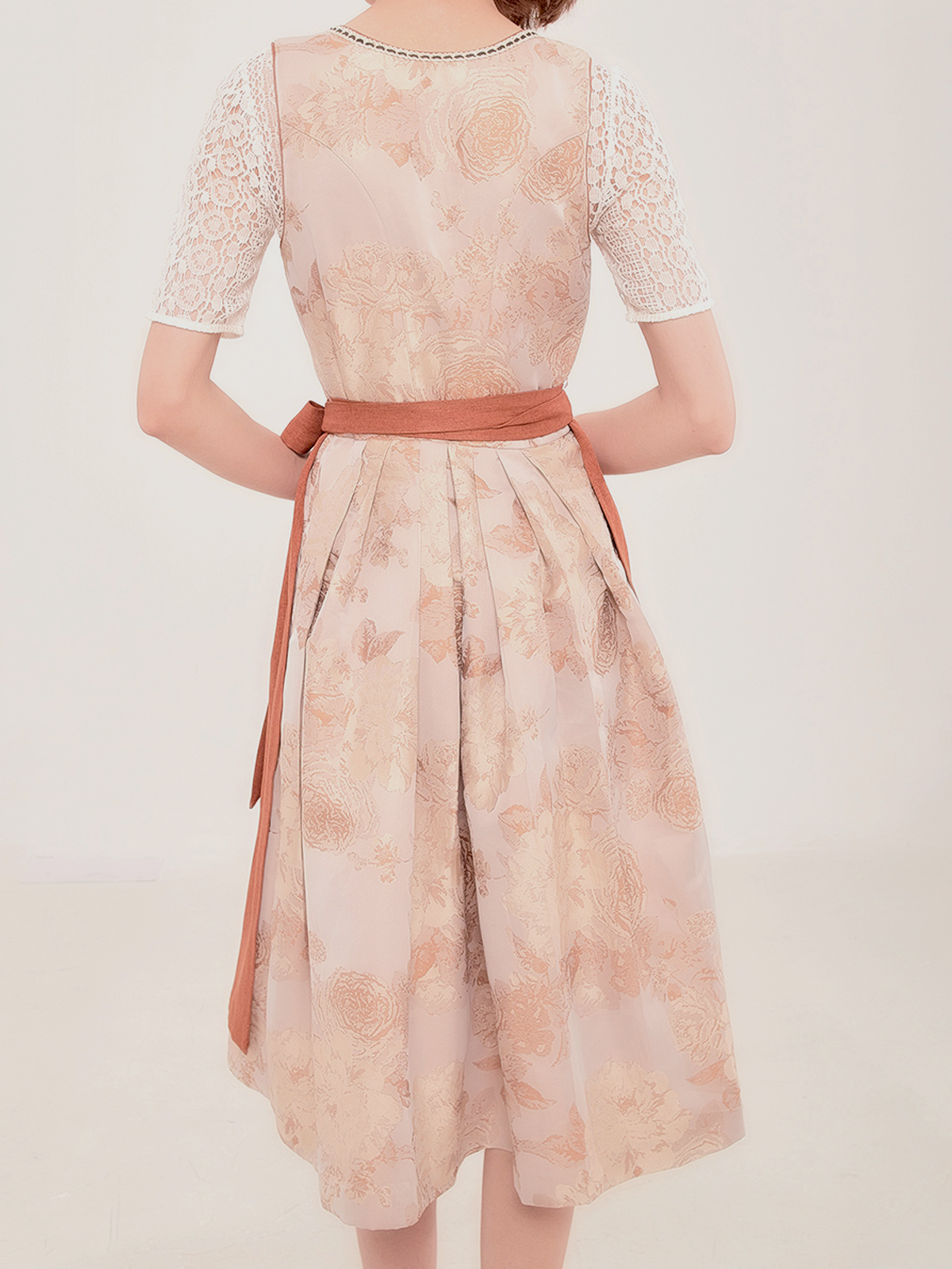 Dirndl mit Bluse in Braun – zeitlos elegant
