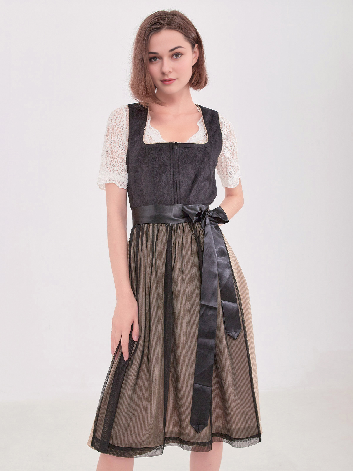 Modernes schwarzes Dirndl mit schlankem Schnitt