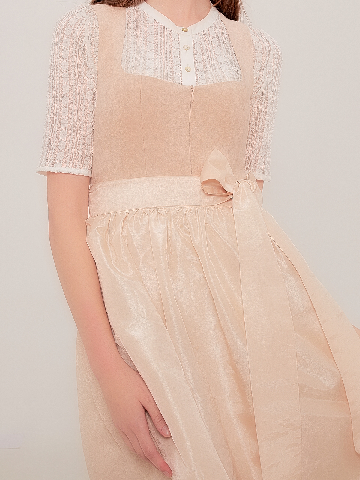 Modernes Dirndl in Beige – schlicht und elegant