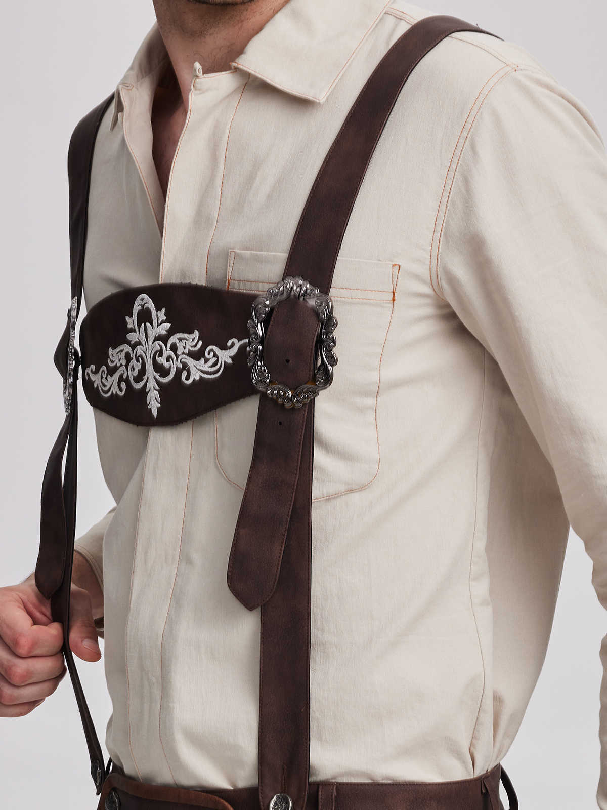 Dirndl mit traditioneller Schürze