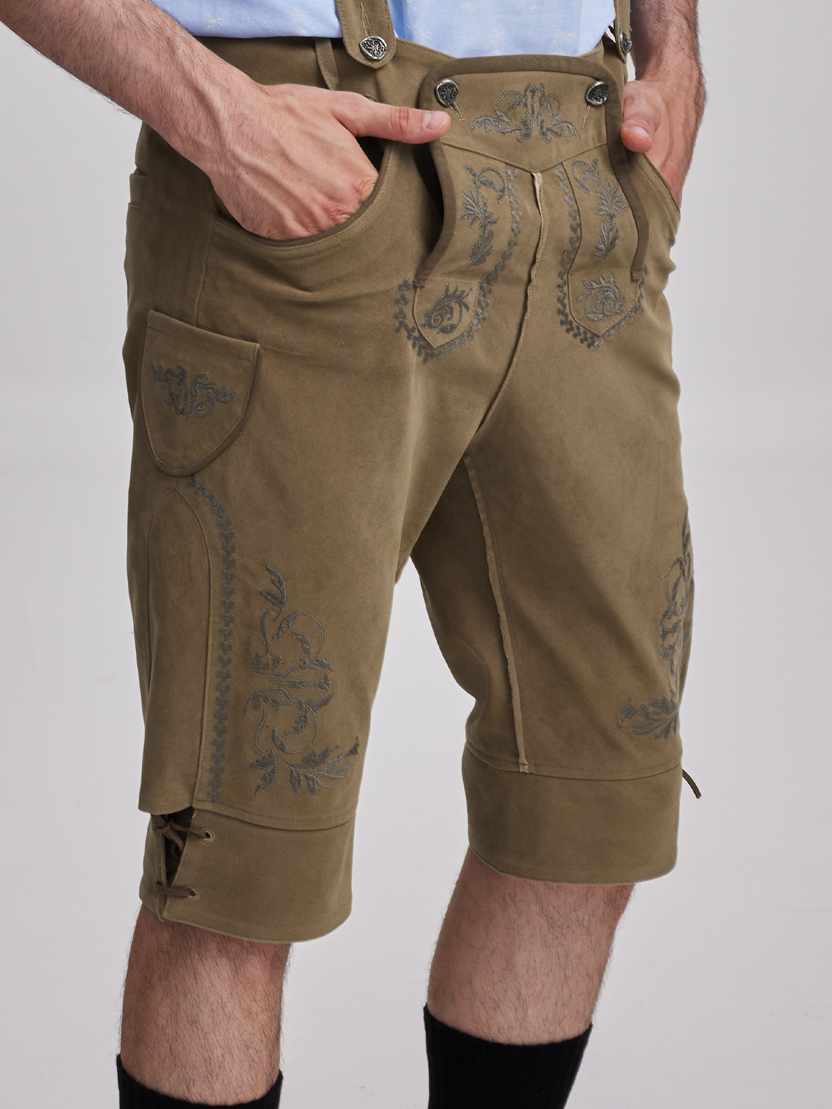 Modernes Dirndl in Braun mit Lederhose