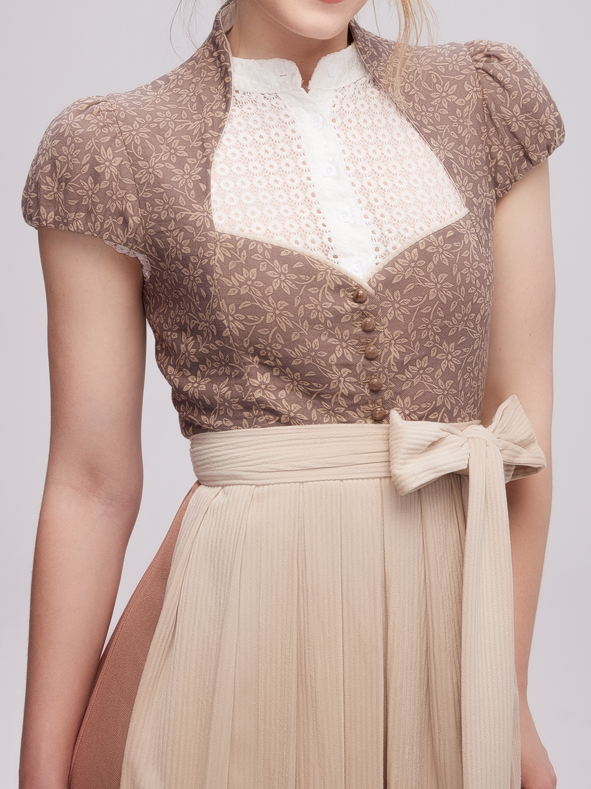 Dirndl mit Langarmbluse in Braun – zeitlose Eleganz