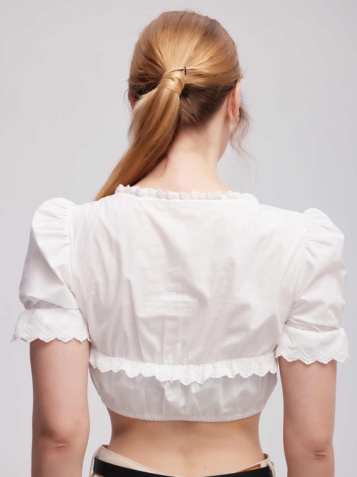 Dirndl mit weißer Bluse – perfekt für jede Retoure-Entscheidung