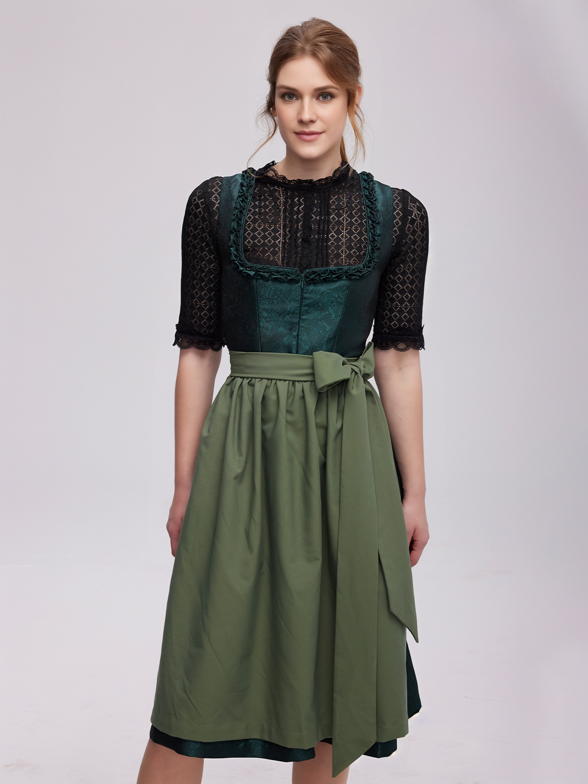 Ein grünes Ja Mei Dirndl mit feinen Stickereien