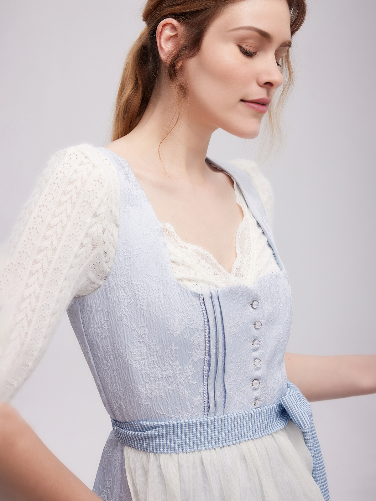 Modernes blaues Dirndl mit floralen Details