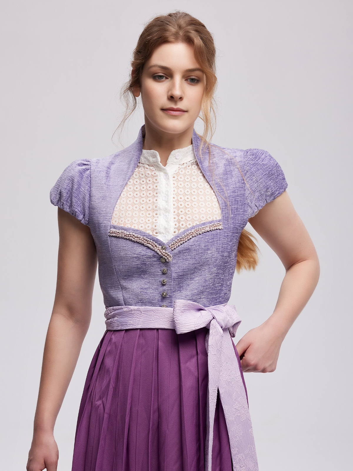 Lila Dirndl im eleganten Design