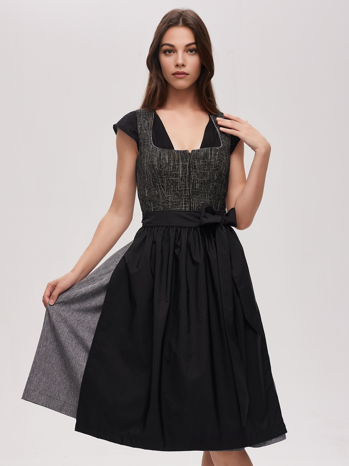 Elegantes schwarzes Midi-Dirndl mit weißer Schürze