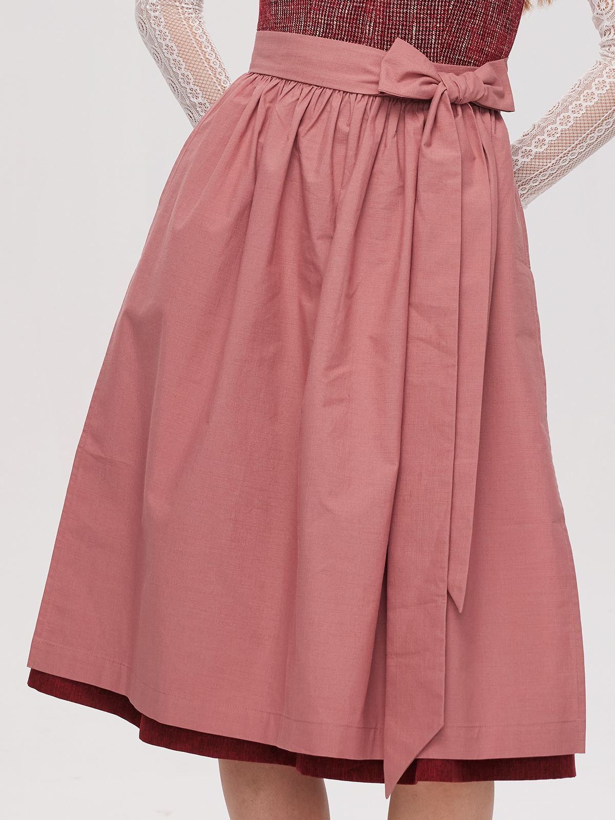 Dirndl in Rot – Eleganz und Tradition vereint