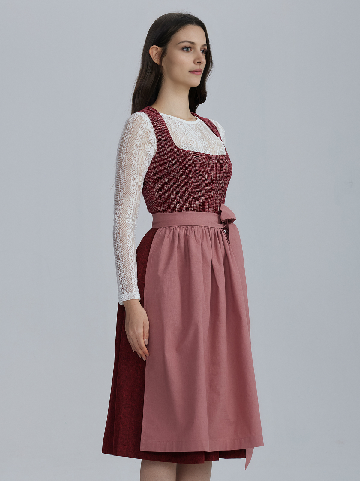 Geschlossene Dirndlbluse in Rot mit feinen Stickereien