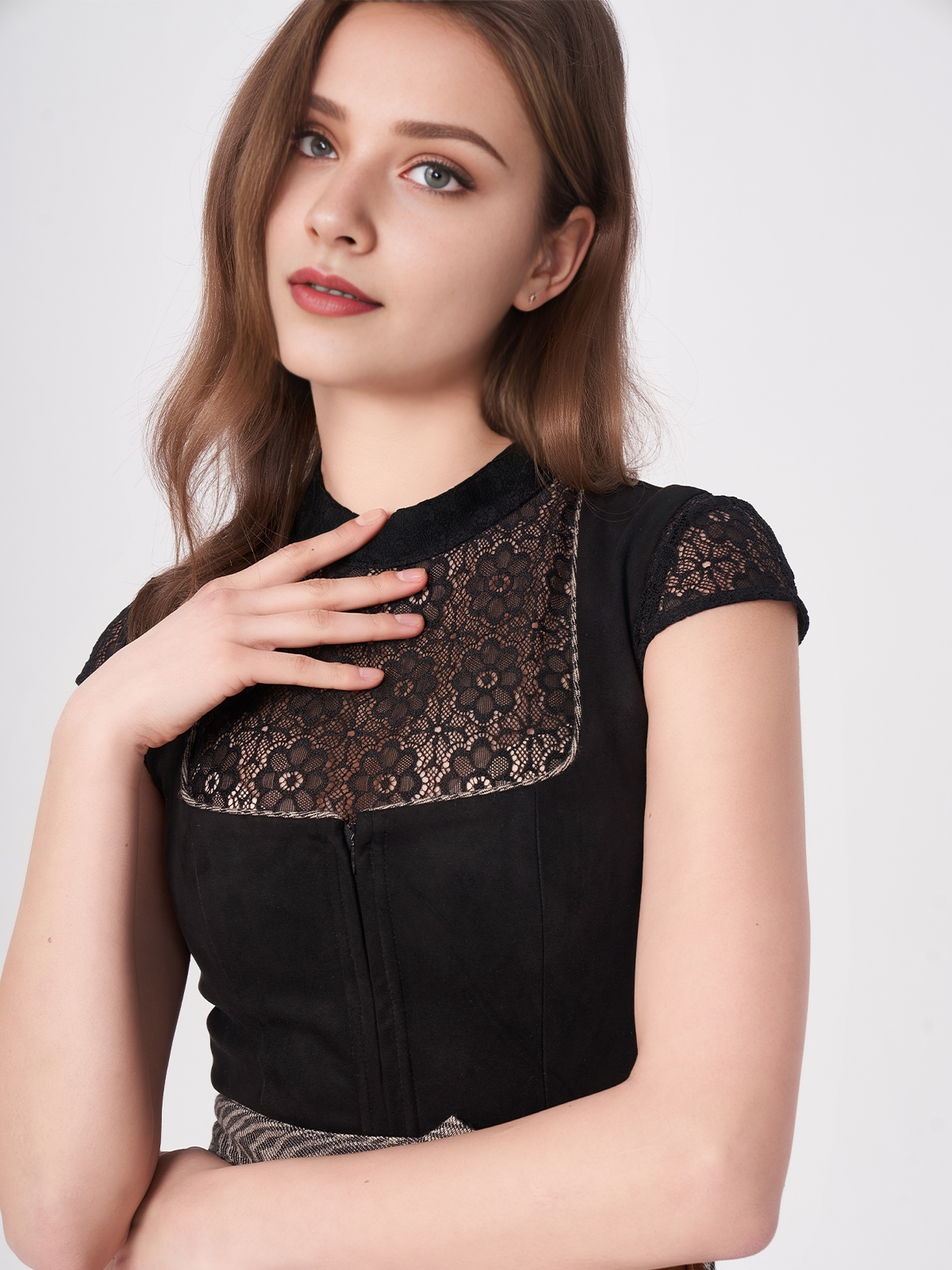 Modernes schwarzes Dirndl mit Spitzenbesatz