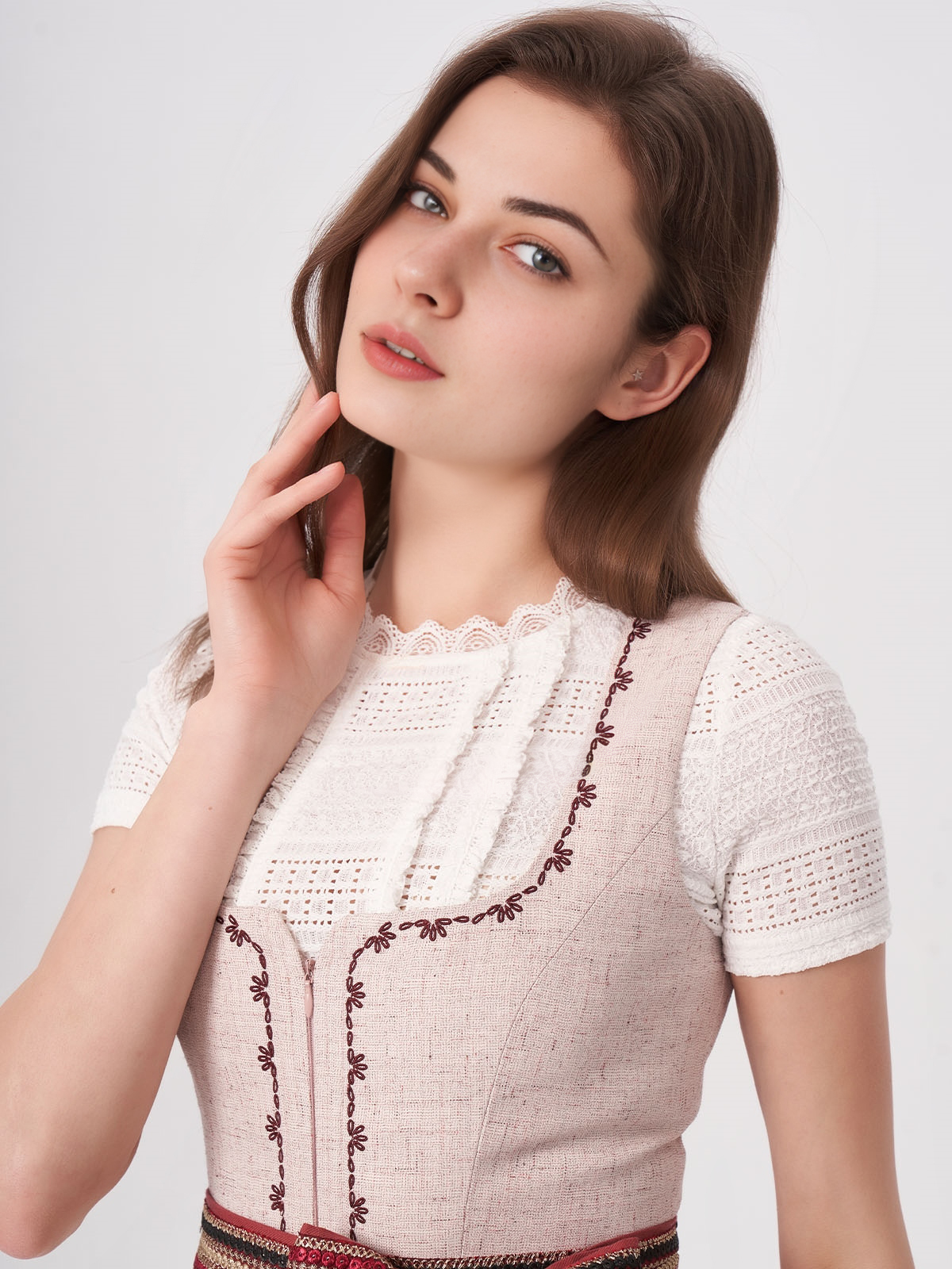 Beige Dirndlbluse mit Spitzendetails