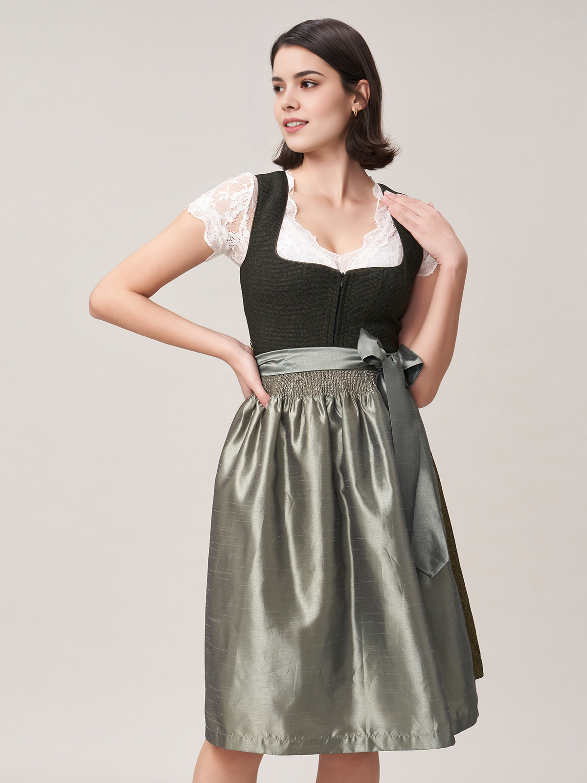 Dirndl Grün mit Spitzenbluse