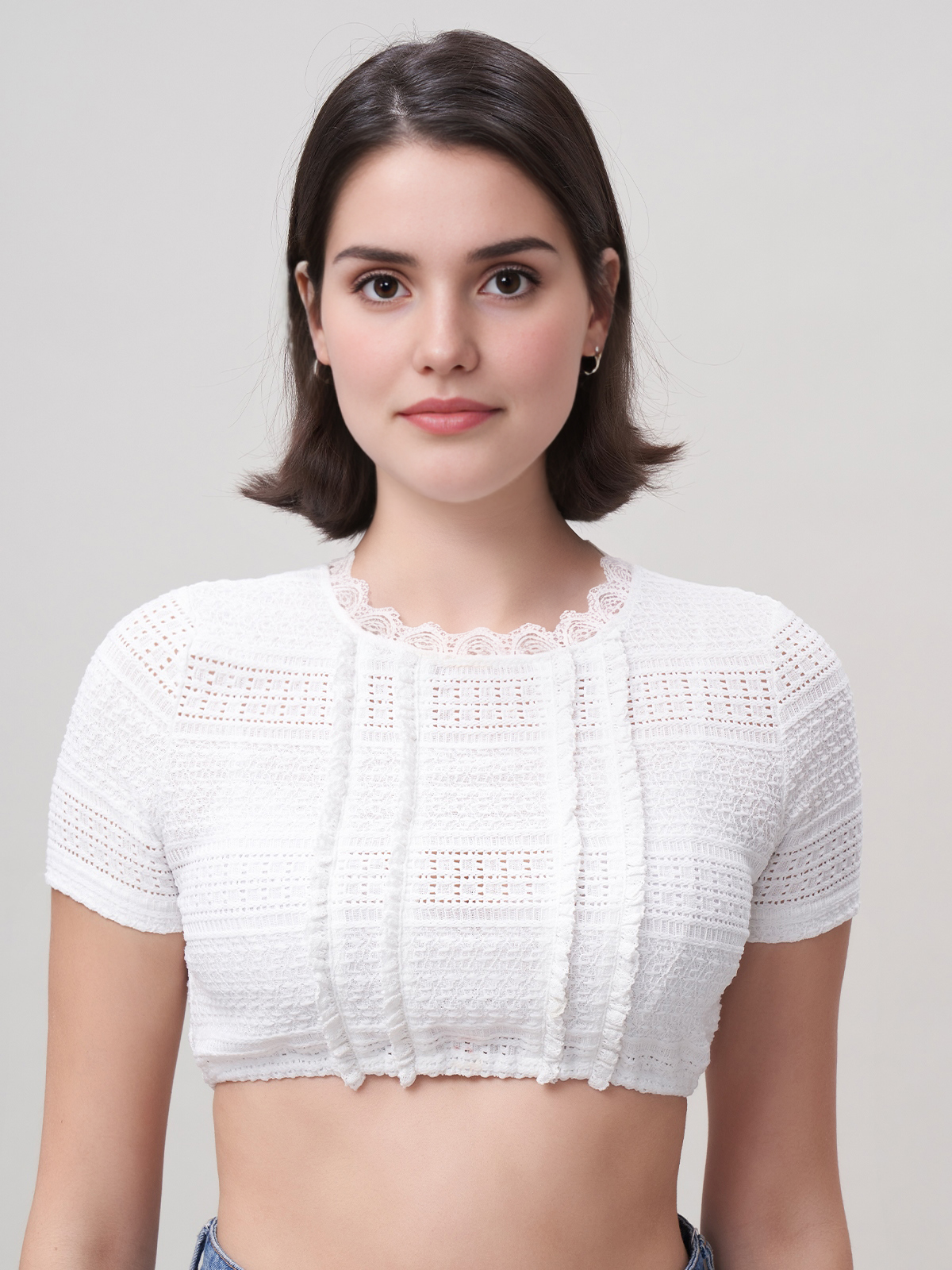 Graues Samt-Dirndl mit weißer Bluse