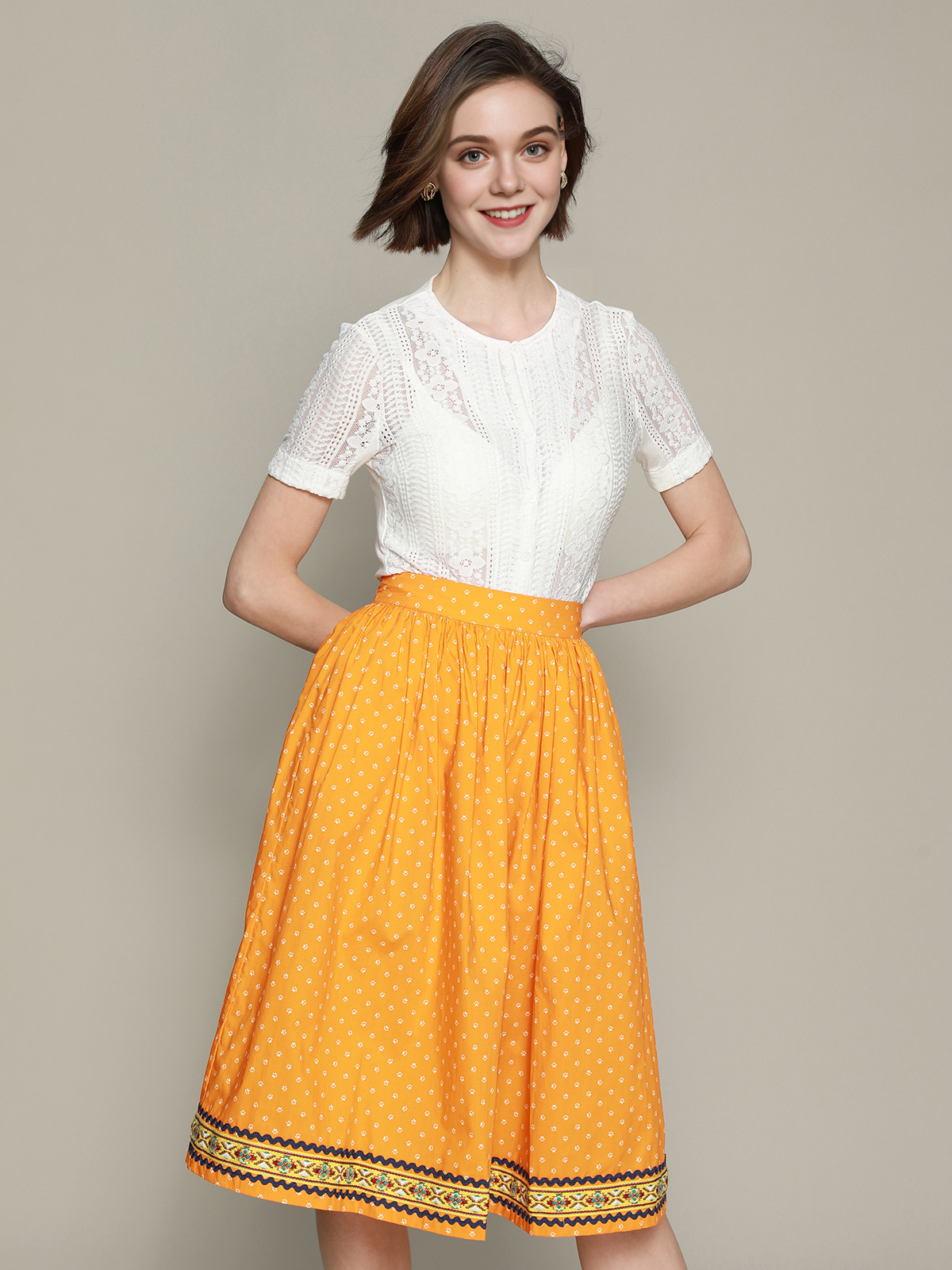 Modernes Dirndl in Gelb