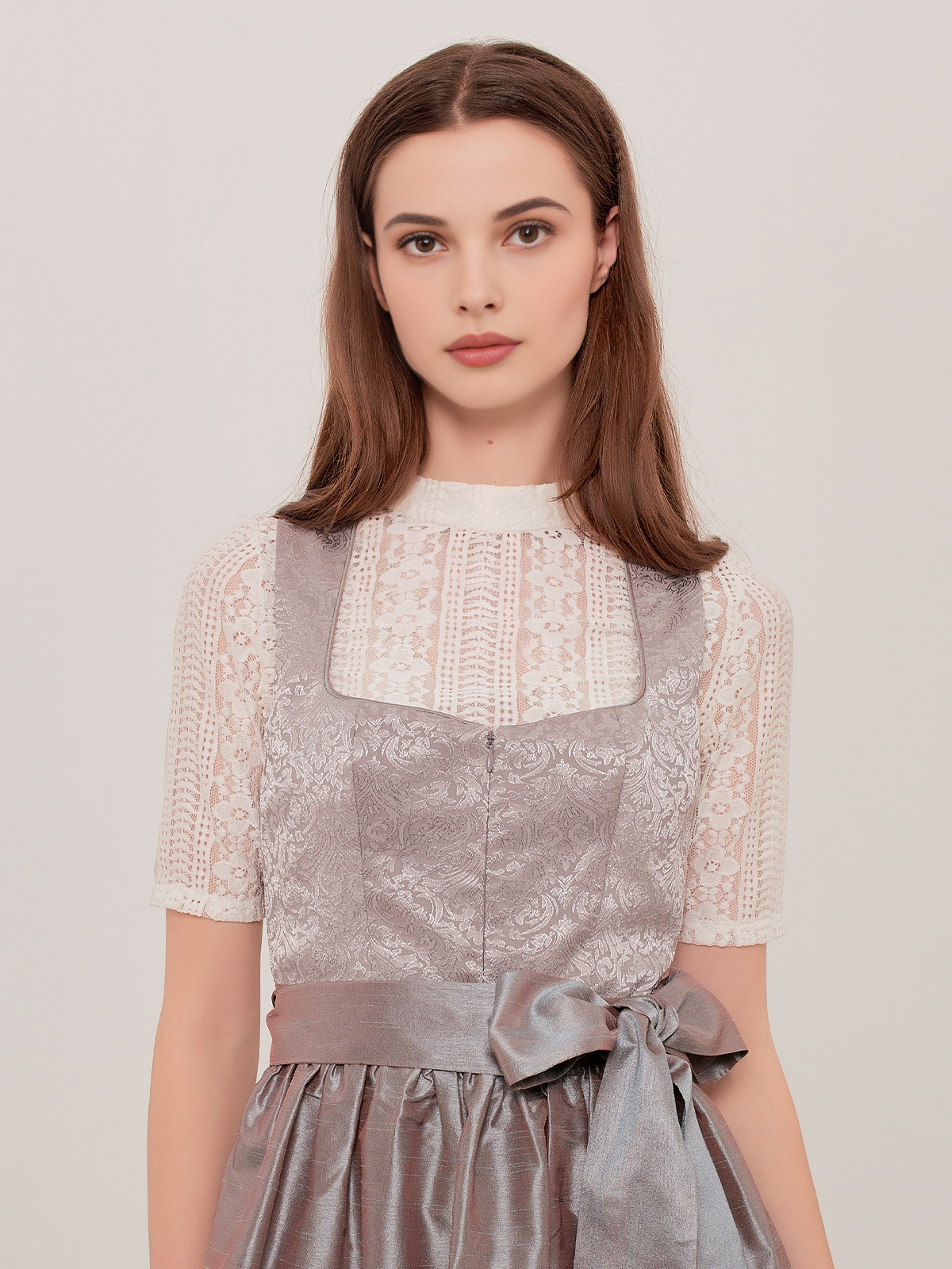 Dirndl mit grüner Jacke – ein moderner Trachtenlook