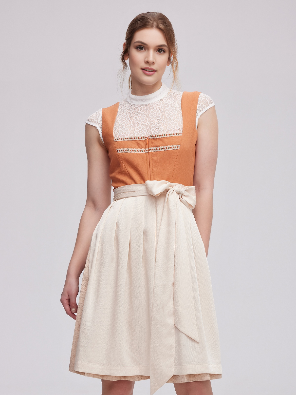 Modernes Dirndl in Orange – schlanker Schnitt, leichter Stoff