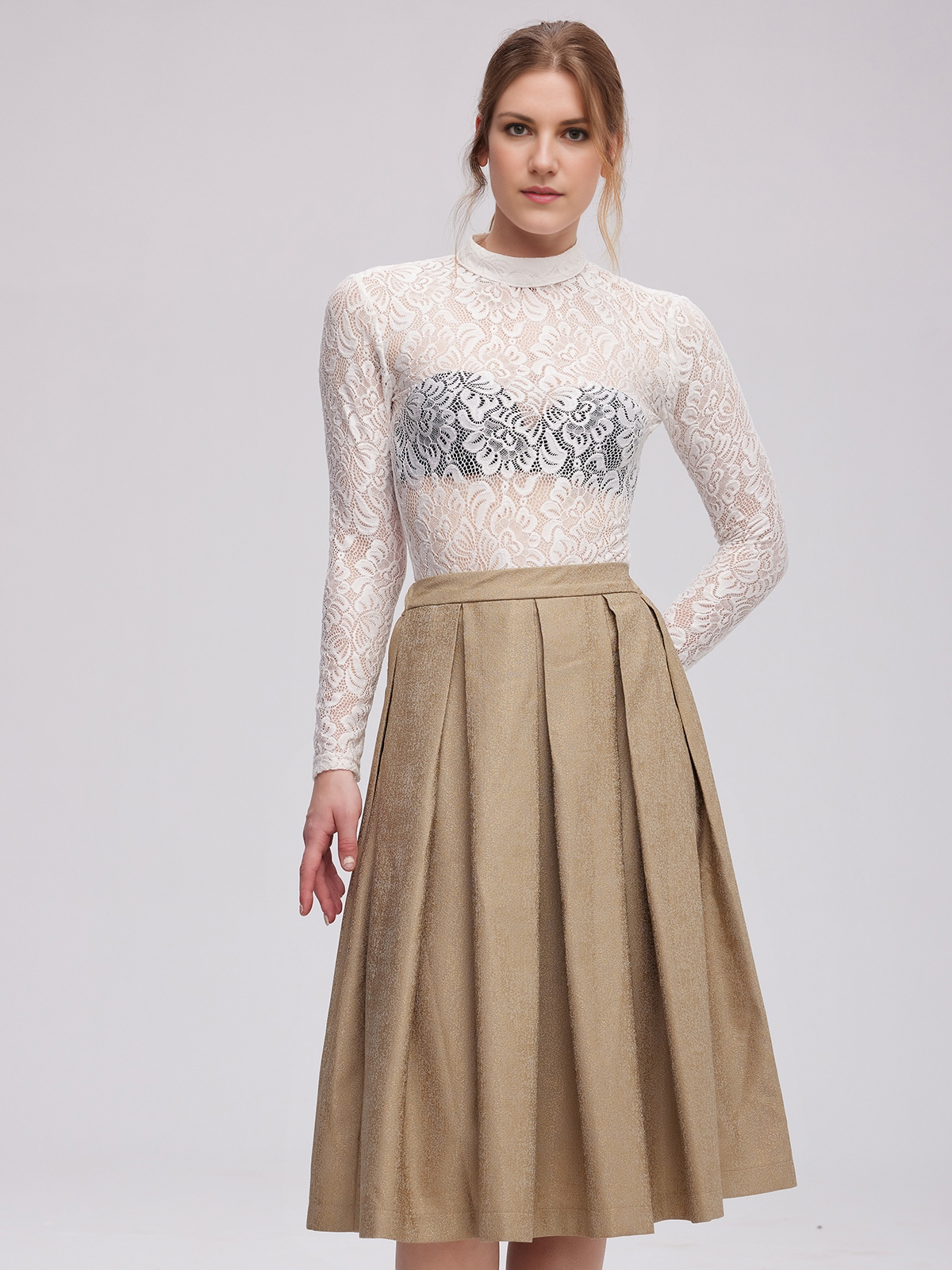 Dirndl in Weiß mit floralen Details