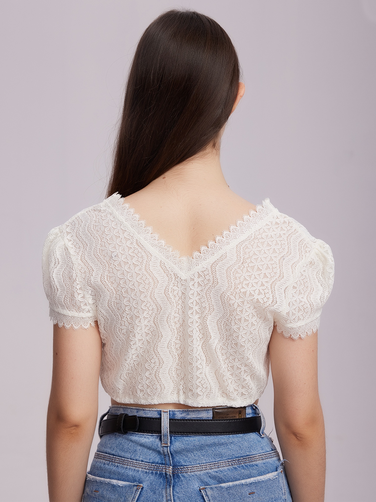 Modernes Dirndl mit weißer Bluse