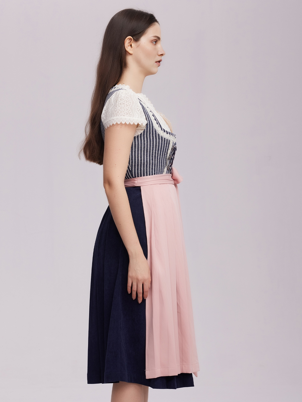 Dunkelgrünes Samt-Dirndl mit blauer Schürze