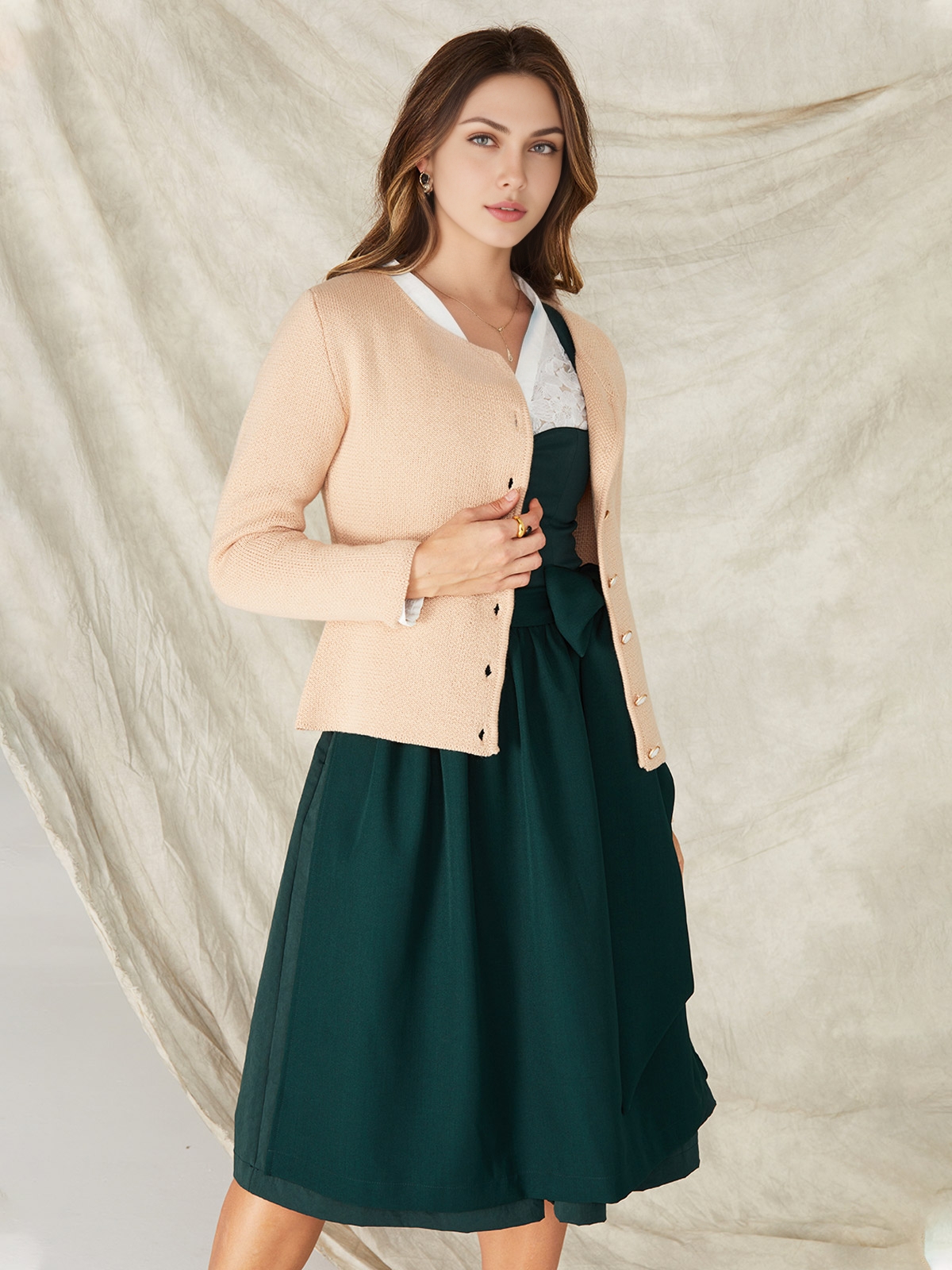 Modernes beige Dirndl mit schlichter Eleganz