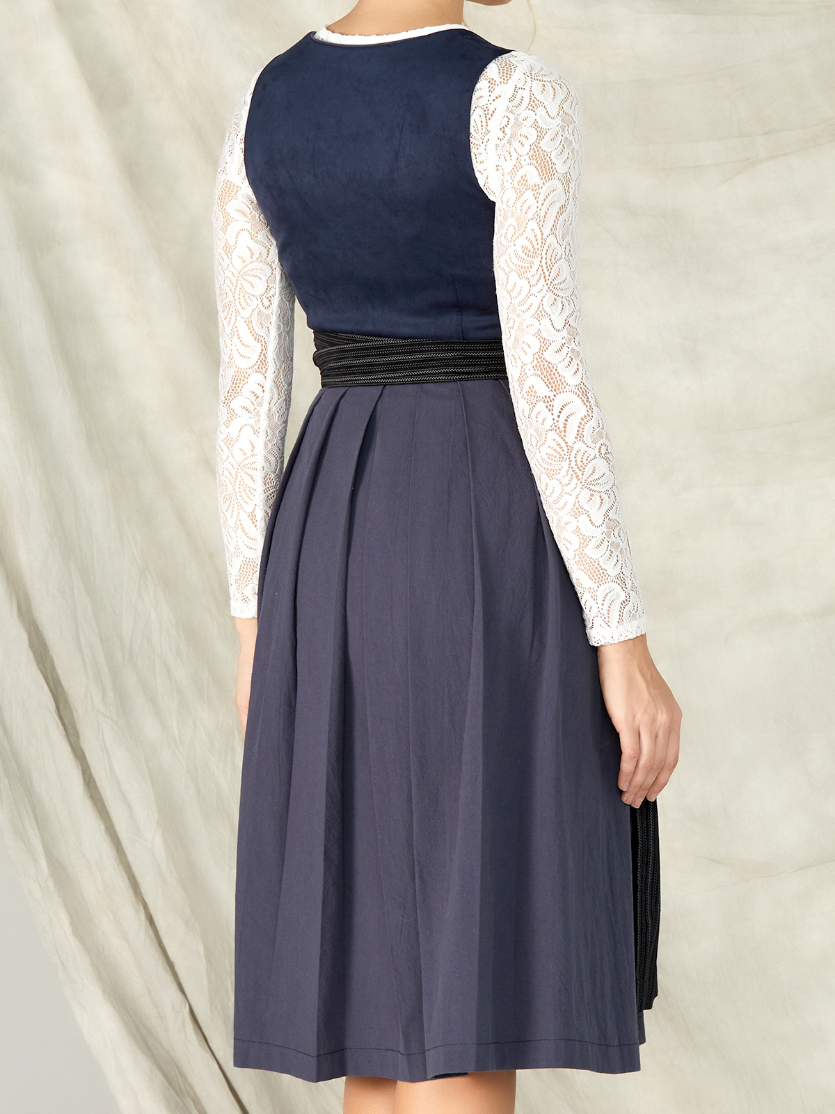 Dirndl mit Lederjacke – stilvolle Kombination