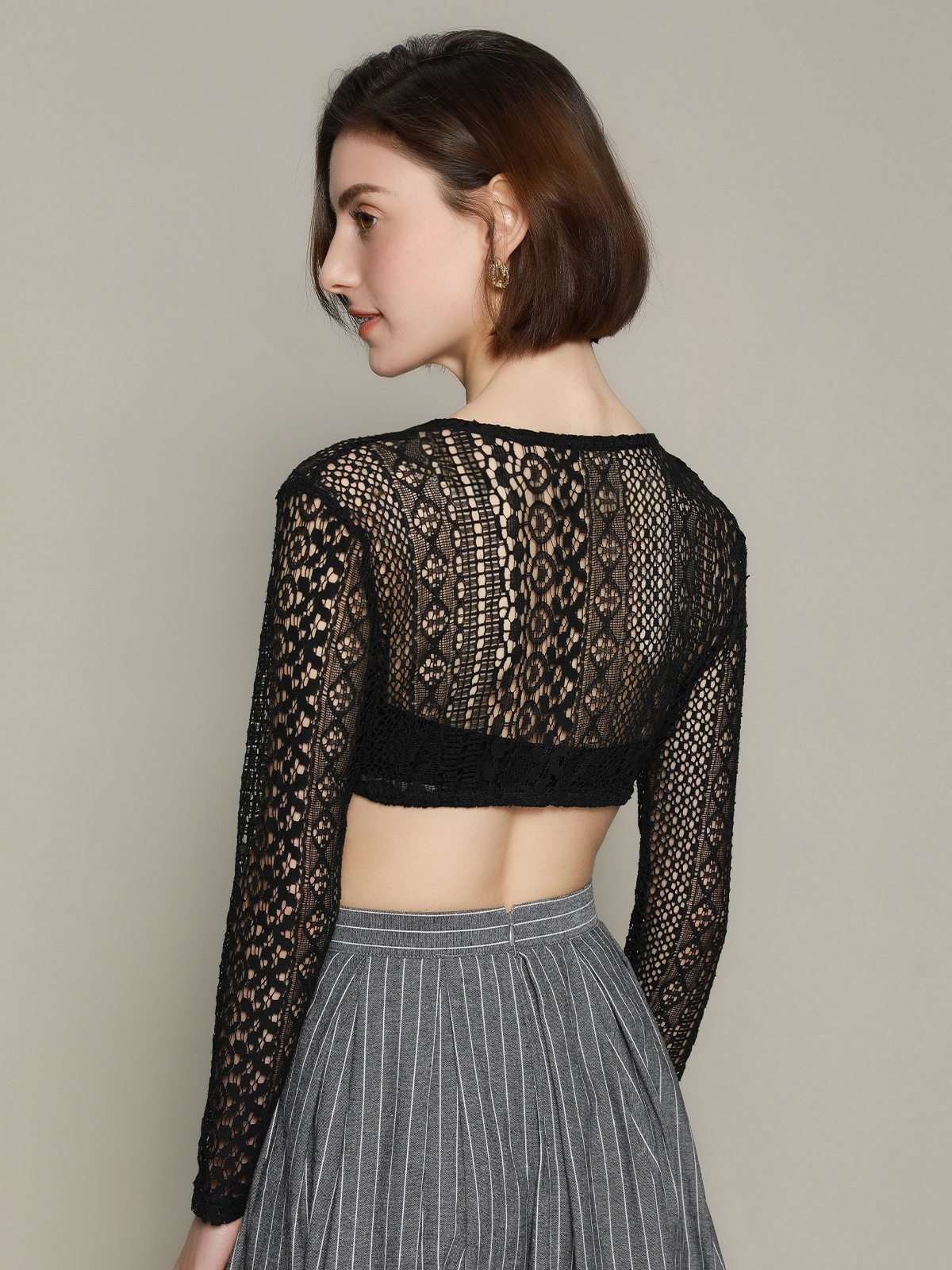 Dirndl in Schwarz mit Spitzenbluse