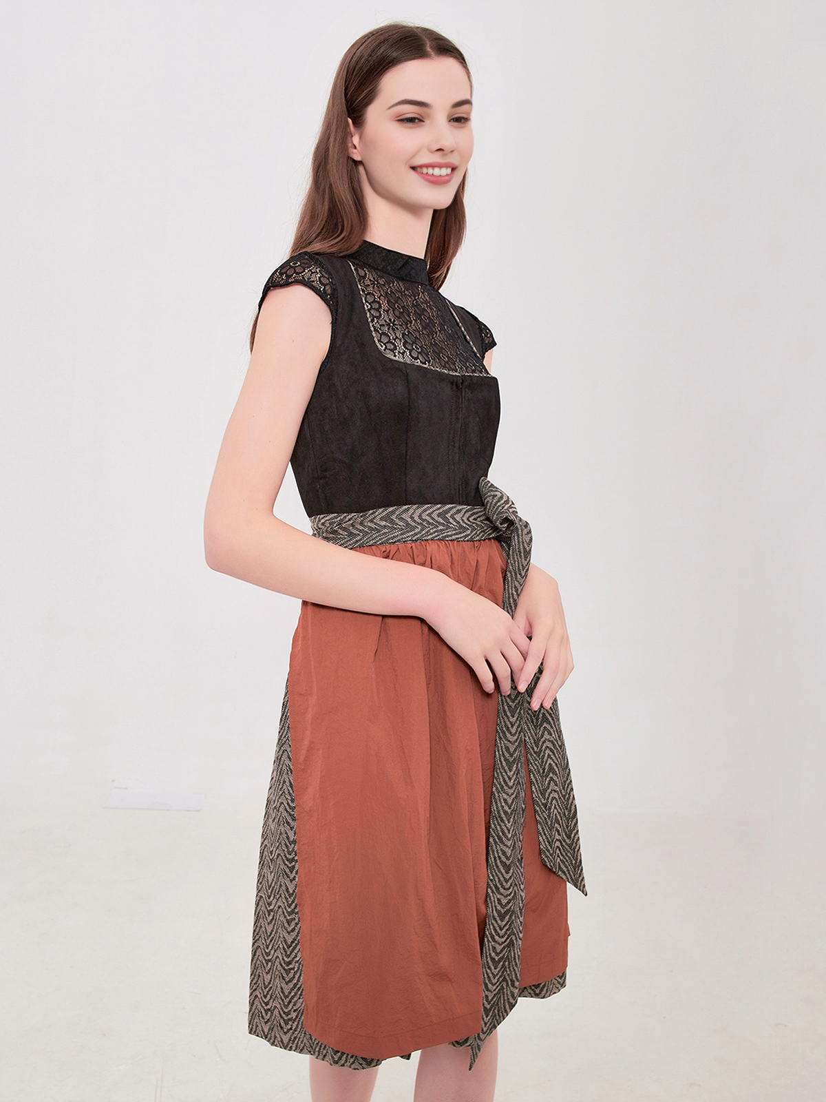 Stylisches Mini Dirndl in Schwarz