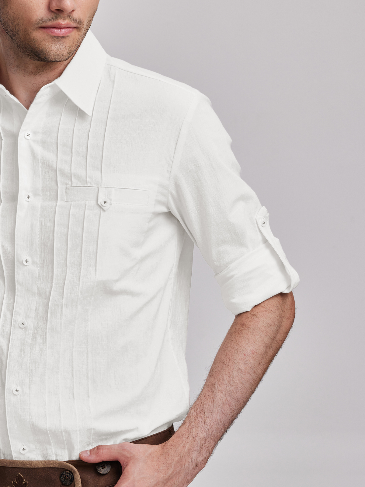 Weißes Dirndl-Hemd als Kontrast zum dunkelroten Dirndl