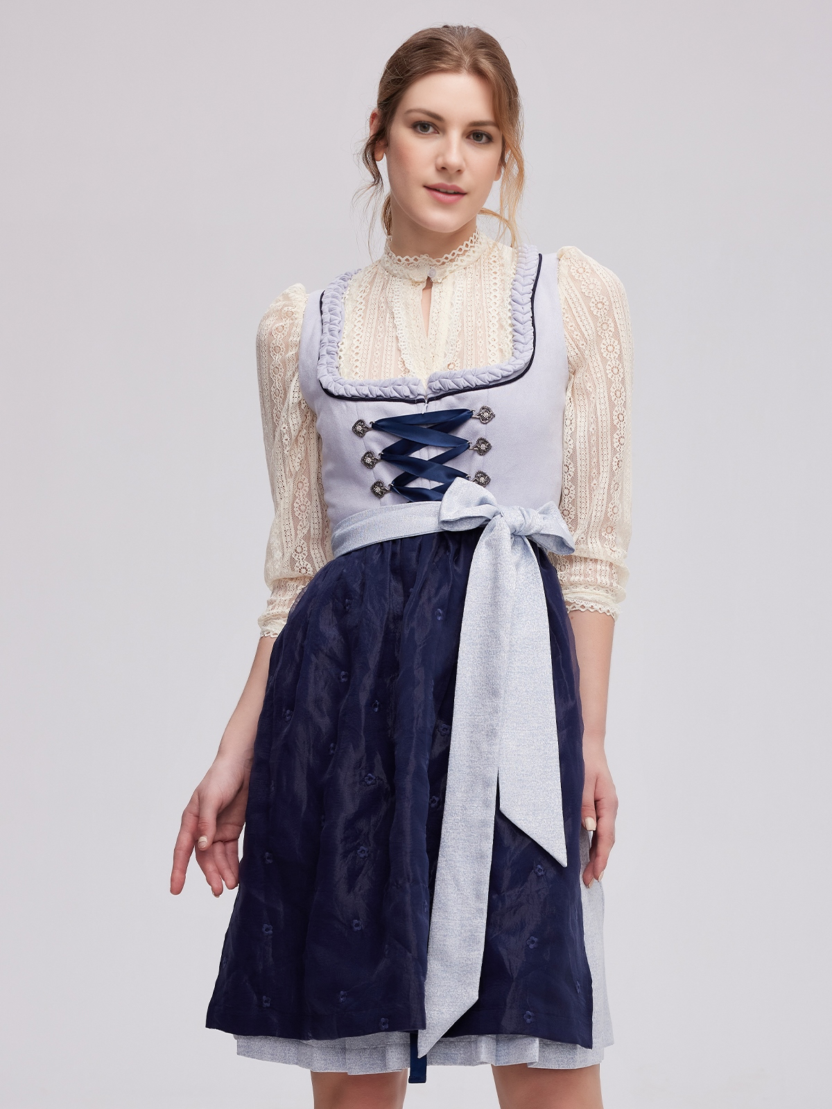 Hellblaues Dirndl mit floralen Details