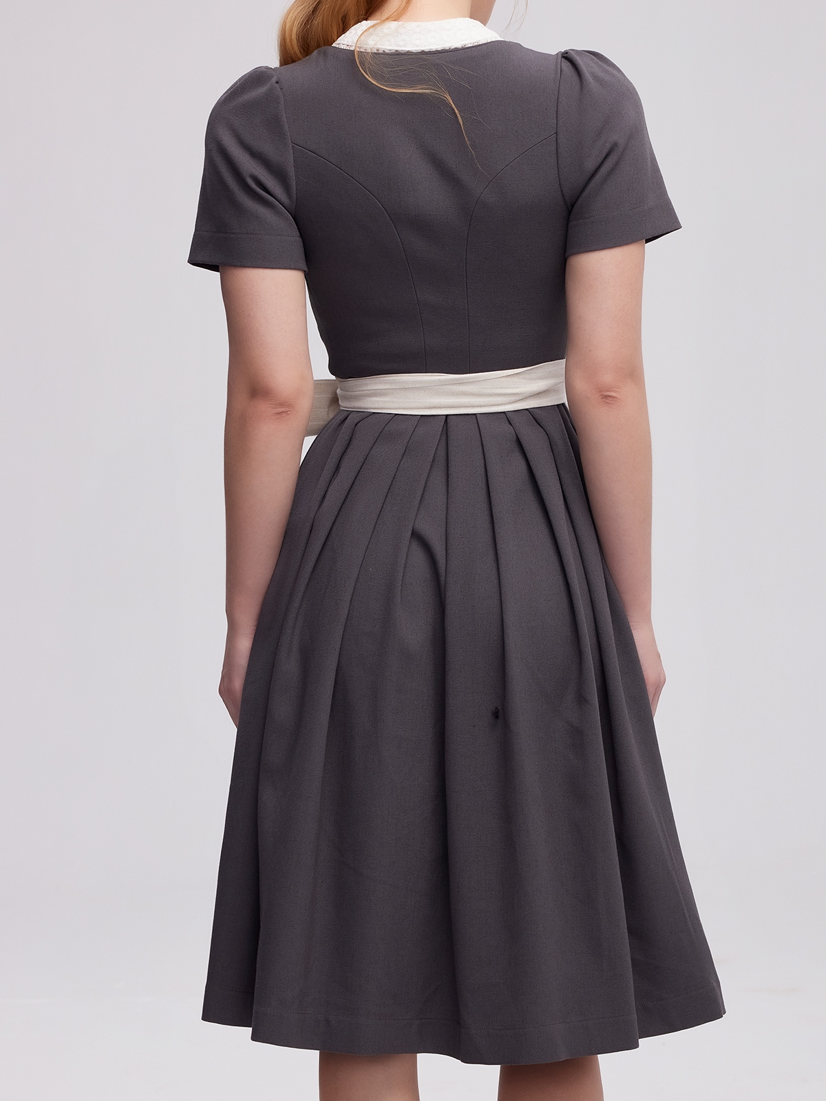 Dirndl in Grau – Eleganz und Tradition