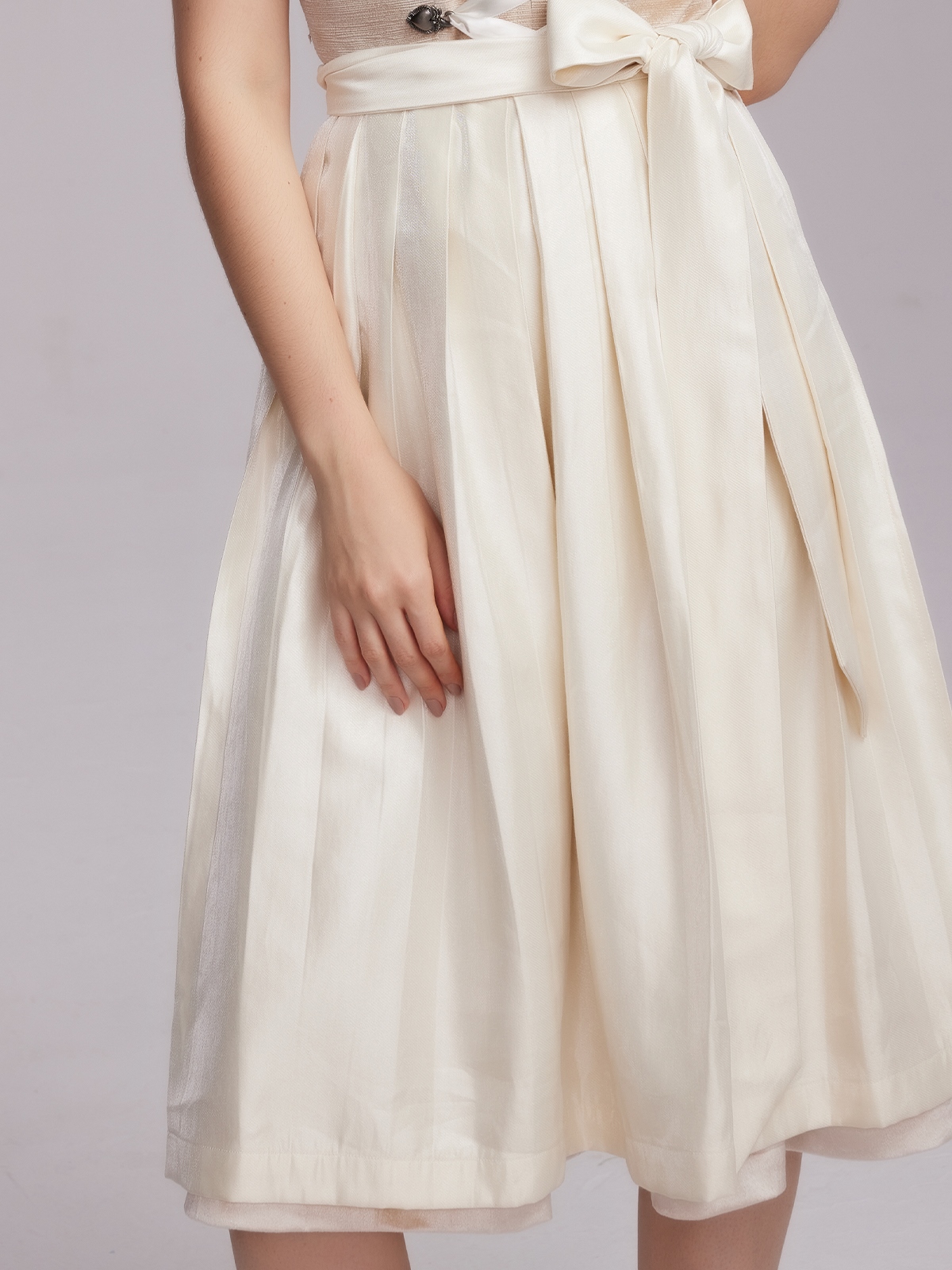 Dirndl mit V-Ausschnitt in Braun